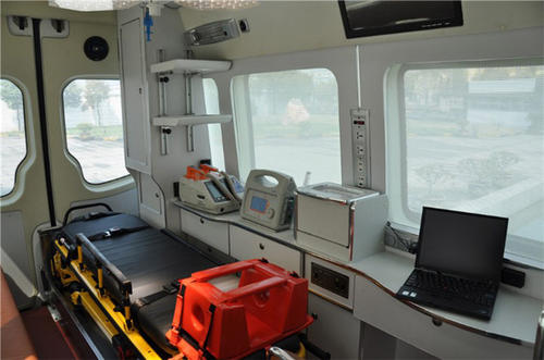 都江堰市救护车内部